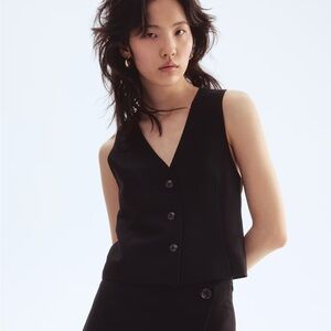 NWOT H&M black short vest with buttons. Size Small